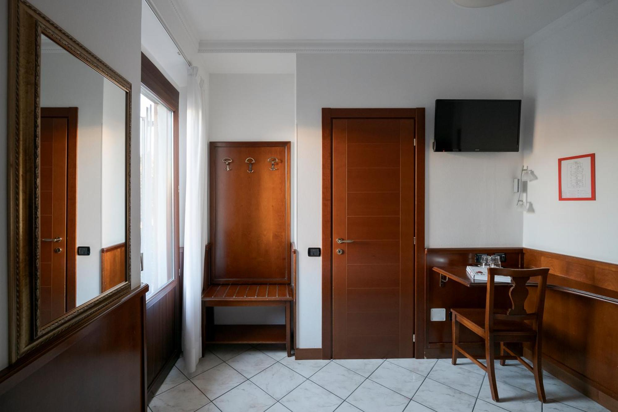 Hotel Ungheria Varese 1946 Bagian luar foto